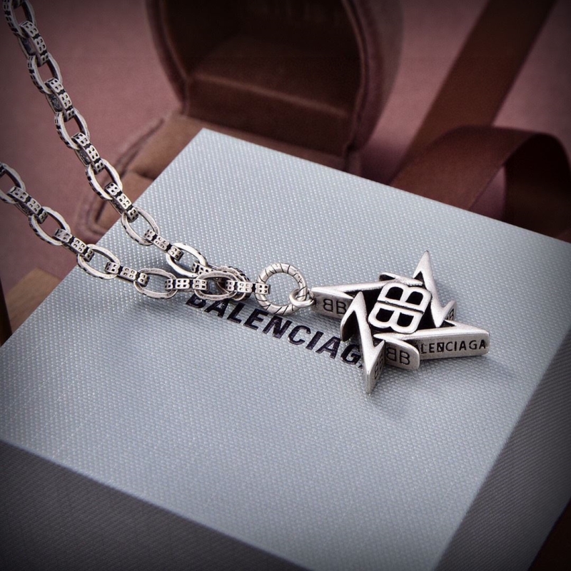 Ba*len*cia*ga necklaces